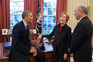 Barack Obama talks with Carol Burnett and her husband Brian Miller, 2013