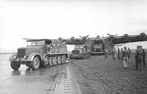 Bundesarchiv Bild 101I-552-0822-36, Tunesien, Zugmachinen und Me 323 Gigant