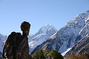 Hillary statue and Mount Cook