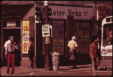 STREET SCENE ON 47TH STREET IN SOUTH SIDE CHICAGO, A BUSY AREA WHERE MANY SMALL BLACK BUSINESSES ARE LOCATED. MANY OF... - NARA - 556221