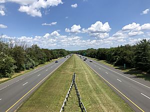 2021-06-29 14 34 33 View east along Interstate 195 (Central Jersey Expressway) from the overpass for Monmouth County Route 526 (Trenton-Lakewood Road) in Millstone Township, Monmouth County, New Jersey