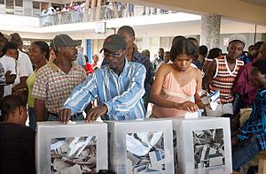 Haitians voting in the 2006 elections