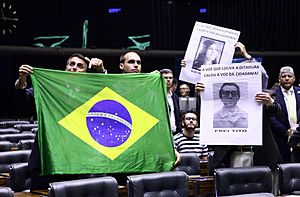 Jair e Eduardo Bolsonaro no congresso com bandeira do Brasil