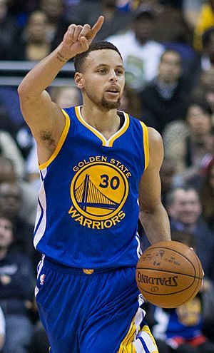 Stephen Curry dribbling 2016 (cropped)