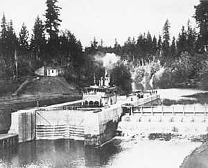 Bonita in Yamhill river lock 1900.jpg