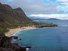 The southern view of Makapu'u Beach Park, looking north from Kalanianaʻole Highway in March 2007.