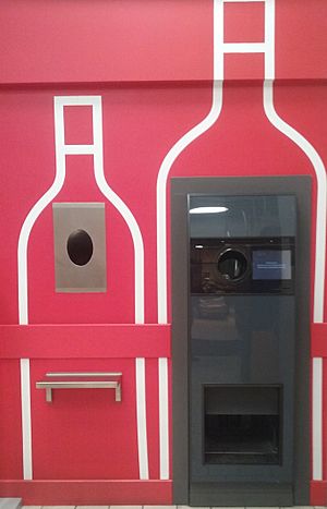 Automat do przyjmowania butelek zwrotnych w 60-tysięcznym Tomaszowie Mazowieckim Warszawska róg Szerokiej