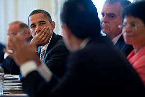 Obama listens to Antonio Villaraigosa