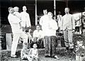 COLLECTIE TROPENMUSEUM W.L. Harmsen met familie en gasten in de tuin van zijn huis te Tjikadongdong TMnr 60052275
