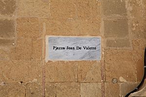 Malta - Valletta - Triq Nofs-in-Nhar - Pjazza Jean de Valette 01 ies