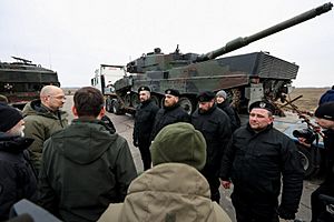 Денис Шмигаль та Матеуш Моравецький зустріли в Україні перші танки Leopard 2, надані Польщею 11