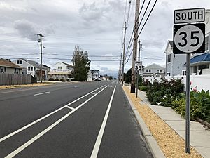 2018-09-24 09 07 26 View south along New Jersey State Route 35 (Anna O Hankins Boulevard) just south of President Avenue in Lavallette, Ocean County, New Jersey
