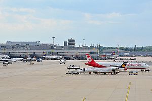 Blick auf Terminals vom Flughafen-Fernbahnhof (10583432565)