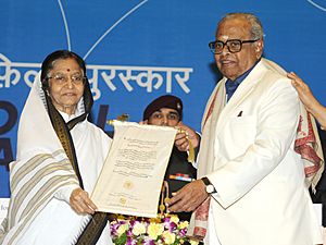 The President, Smt. Pratibha Devisingh Patil presenting the Dada Sahab Phalke Award 2010 to Shri K. Balachander, at the 58th National Film Awards function, in New Delhi on September 09, 2011.jpg
