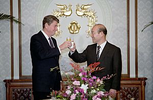 President Ronald Reagan toasts with President Chun Doo Hwan