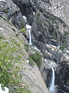 Yosemite - Middle Falls from Trail