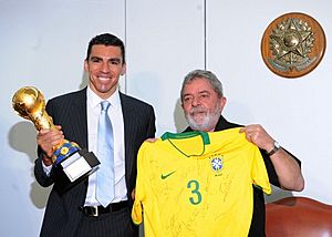 Lula e Lucio junto com a taça da Copa das Confederações de 2009