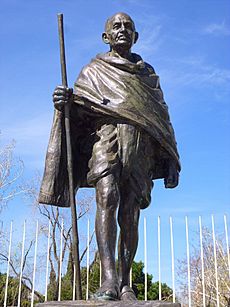 Madrid - Plaza Joan Miró, Monumento a Mohandas K. Gandhi 2
