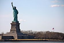 Liberty Island + bandera (4455977196)