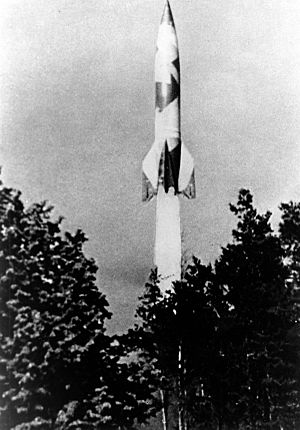Bundesarchiv Bild 141-1879, Rakete V2 nach Start cropped