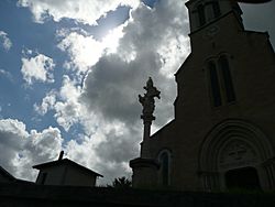 Calvaire et église de Mogneneins en silhouette