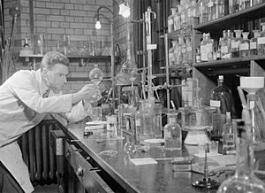 Penicillin Past, Present and Future- the Development and Production of Penicillin, England, 1944 D17816