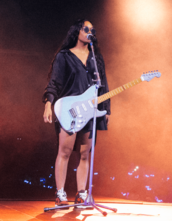 H.E.R performing with Coldplay at MOTS World Tour Press Release Photo 2 (cropped)