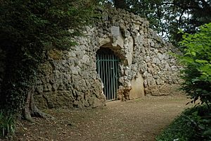 Dido's Cave, Stowe Landscape Gardens - geograph.org.uk - 837813
