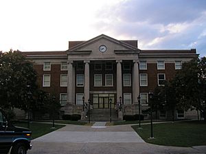 Bell County Courthouse in Pineville