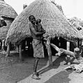 COLLECTIE TROPENMUSEUM Vrouw met kind in een dorp langs de weg van Bongor naar Lai TMnr 20014638