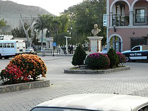 Monumento a Juarez y Bugambilias Alameda Alamos 2014