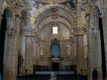 Interior del templo de Santa María en Simat, en restauración