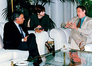 Felipe González recibe al líder del partido laborista británico. Pool Moncloa. 9 de abril de 1996