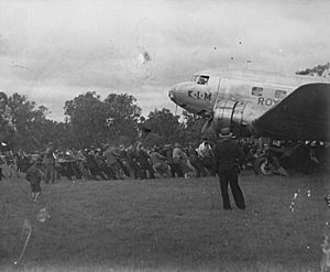 COLLECTIE TROPENMUSEUM Een grote groep mannen trekt aan een touw het vliegtuig De Uiver uit de modder, Albury TMnr 60033431.jpg