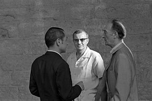Jean Vilar au festival d'Avignon 1967 en compagnie d'Antoine Bourseiller et François Billetdoux.jpg