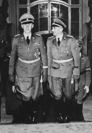 Bundesarchiv Bild 146-1972-039-26, Reinhard Heydrich im Prager Schloß crop