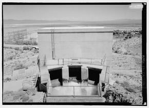 DETAIL OF IRON MOUNTAIN HEADGATE HOUSE, LOOKING EAST. - Iron Mountain Pump Plant, South of Danby Lake, north of Routes 62 and 177 junction, Rice, San Bernardino County, CA HAER CAL,36-RICE.V,1-5.tif