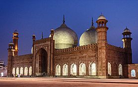 Night View of Badshahi Mosque (King’s Mosque).jpg
