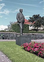 Constantin Grünberg - Photograph of the statue of Juhani Aho by Aimo Tukiainen at Engelinaukio, Helsinki