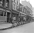 Fietsen staan tegen de stoeprand geparkeerd in een straat in Dublin, Bestanddeelnr 191-0870