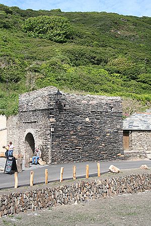 Forrabury and Minster - old lime kiln, Boscastle - geograph.org.uk - 842707