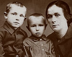 Кеша Смоктунович (слева) с братом Володей и тетей Надеждой Петровной Чернышенко