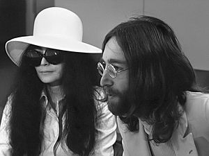 John Lennon en echtgenote Yoko Ono vertrekken van Schiphol naar Wenen in de vert, Bestanddeelnr 922-2496 cropped