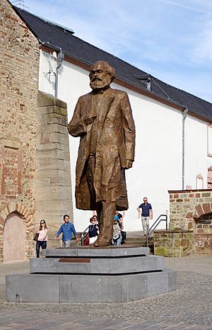 Trier Karl Marx Statue BW 2018-05-12 16-41-31