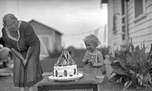 Child with Snow White cake 1910-1940