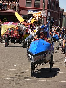Kinetic Sculpture Race - And They're Off