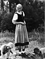 Bundesarchiv Bild 119-5592-12A, Mädchen mit spielenden Kindern