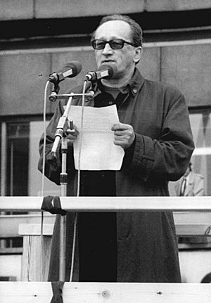 Heiner Müller speaking at  the Alexanderplatz demonstration in East Berlin (4 November 1989).