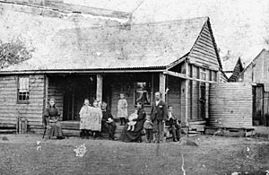 StateLibQld 1 99928 Moloney family outside their home at Bromelton, ca. 1897