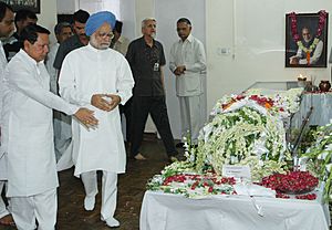 The Prime Minister, Dr. Manmohan Singh paying tribute to the mortal remains of the former Prime Minister Shri Chandra Shekhar, in New Delhi on July 08, 2007 (1)
